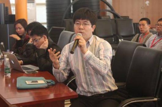 與評(píng)委進(jìn)行技術(shù)交流